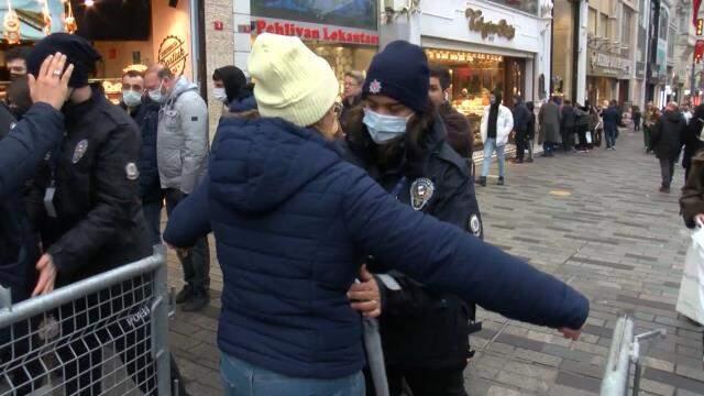 Taksim'de yılbaşına saatler olmasına rağmen kalabalık dikkat çekti! Polis herkesi tek tek aradı Taksim'de yılbaşına saatler olmasına rağmen kalabalık dikkat çekti! Polis herkesi tek tek aradı
