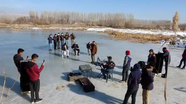 Yüzeyi buz tutan çay üzerinde engelli bireyler için konser verdiler