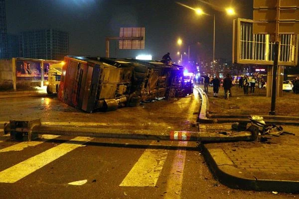 Ankara'da otomobille çarpışan EGO otobüsü iki aracın üzerine devrildi:  14 yaralı