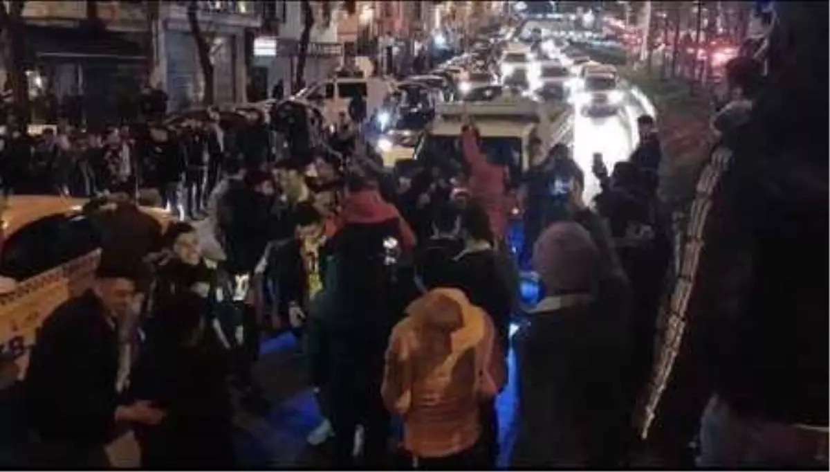 BEYOĞLU'NDA YOLU KAPATIP DANS ETTİLER