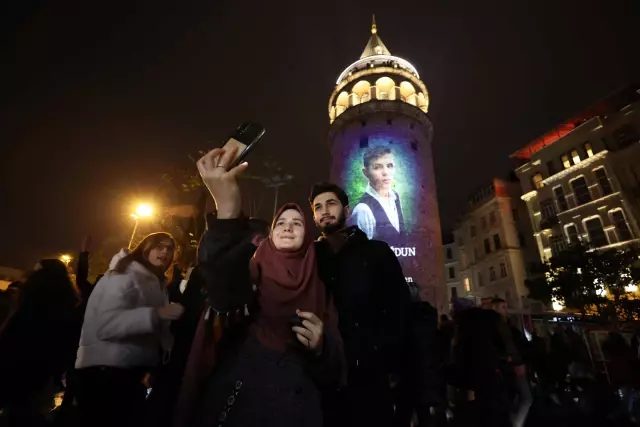 (DRONE) Eren Bülbül görselleri Galata Kulesi'ne yansıtıldı