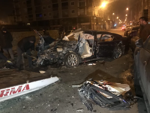 Kars'ta bahçe duvarına çarpan otomobildeki 4 kişi öldü