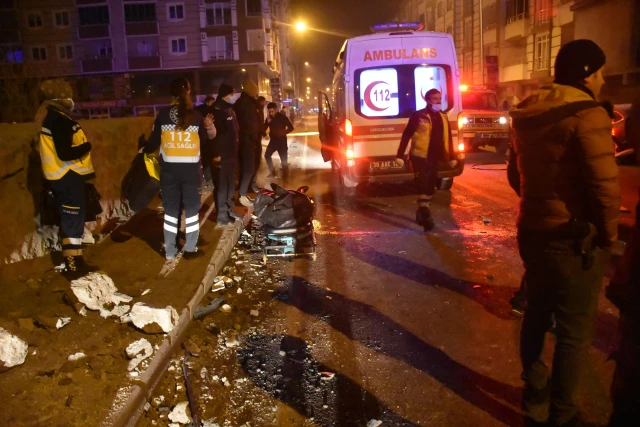 Kars'ta bahçe duvarına çarpan otomobildeki 4 kişi öldü