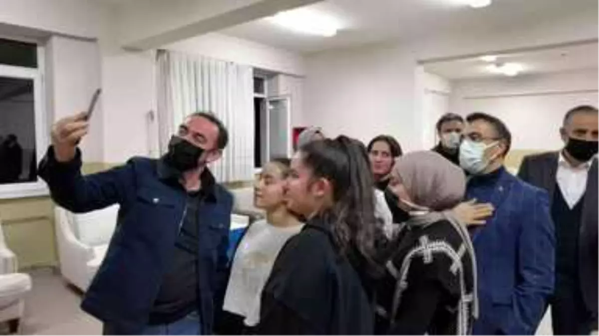Kaymakam'dan ikiz kardeşlere telekonferansla baba sürprizi