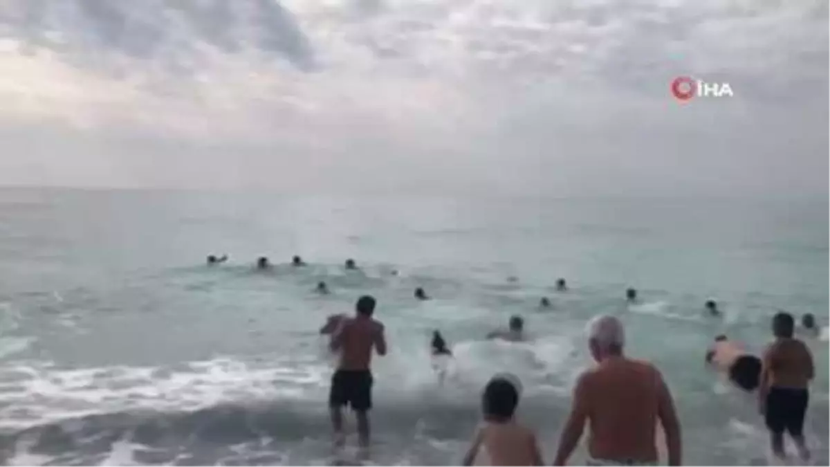 Mersin'de yılın ilk günü denize girme etkinliği bu yılda devam etti