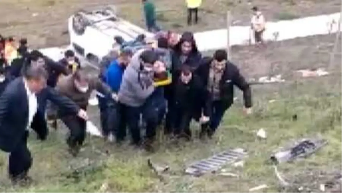 SULTANGAZİ'DE HAFİF TİCARİ ARAÇ ŞARAMPOLE YUVARLANDI