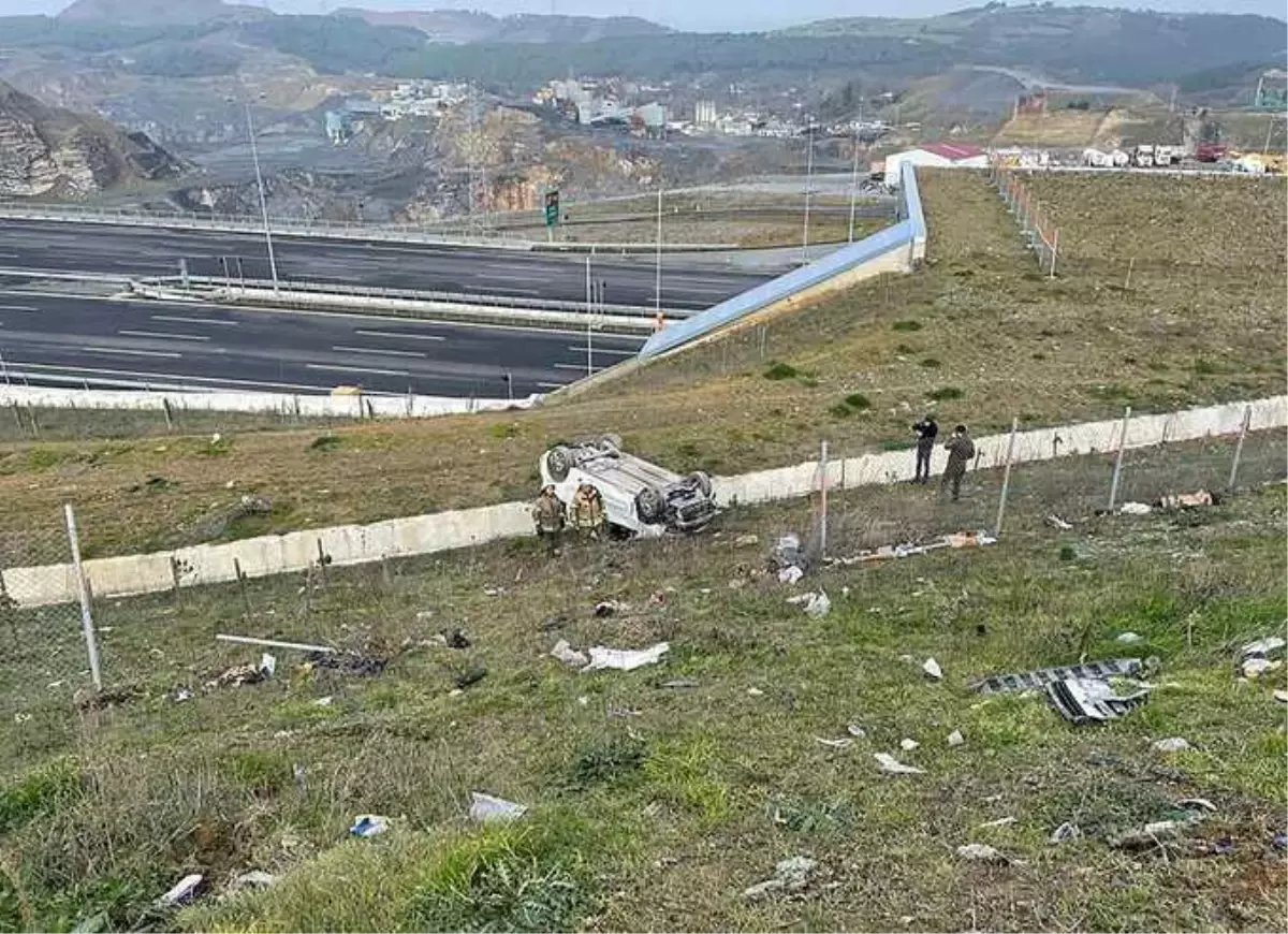 İSTANBUL- Sultangazi'de kontrolden çıkan araç şarampole devrildi