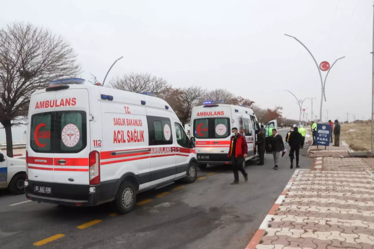 Devrilen hafif ticari araçtaki 6 kişi yaralandı