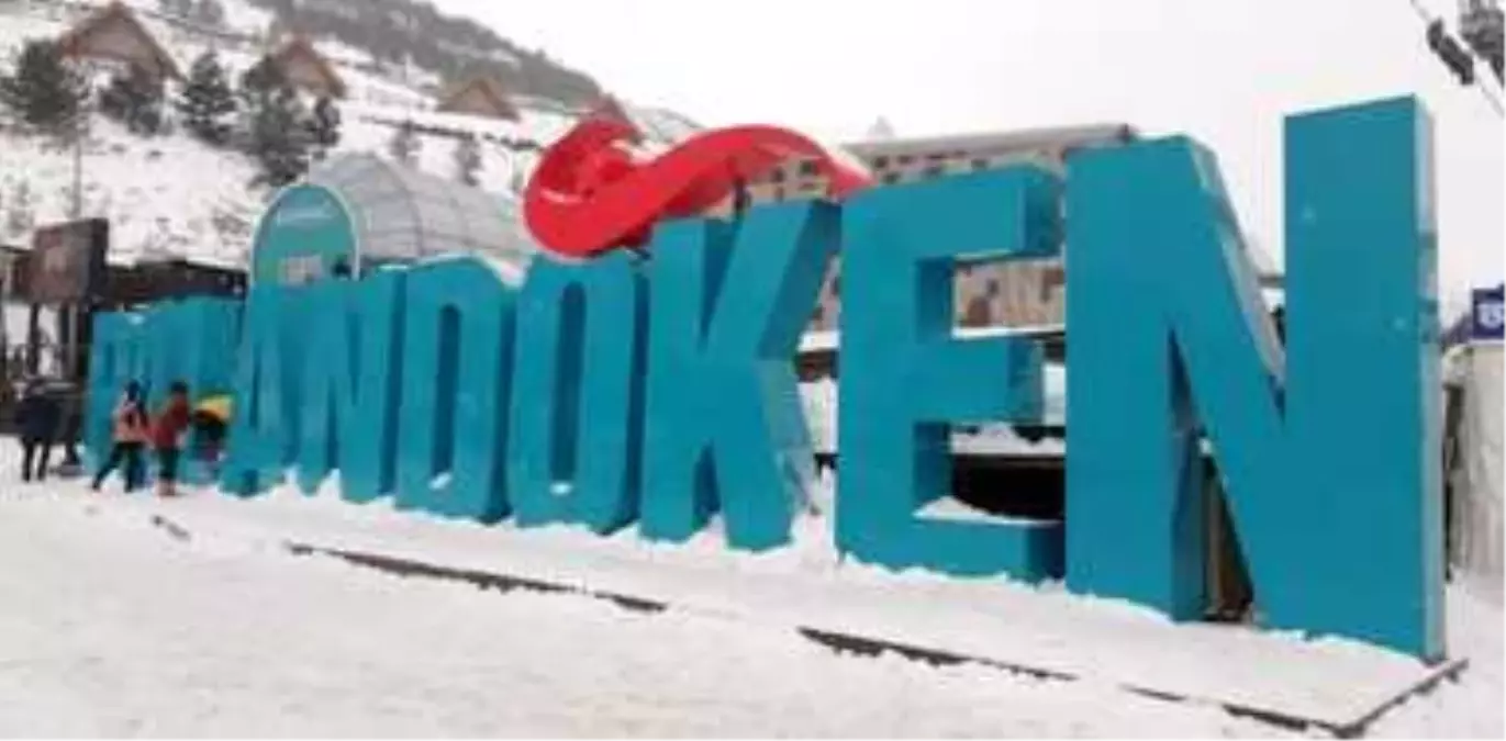 Yılın ilk gününde Palandöken'de kayakçılar yoğunluk oluşturdu