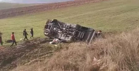 Güreşçileri taşıyan midibüs, kontrolden çıkıp şarampole yuvarladı: 1 ölü, 15 yaralı