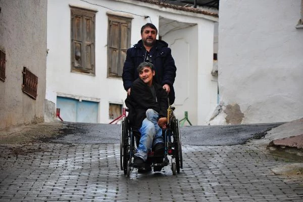 Anne ve babası öldükten sonra engelli ağabeyinin eli ayağı oldu