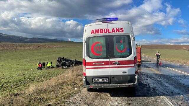 Güreşçileri taşıyan midibüs, kontrolden çıkıp şarampole yuvarladı: 1 ölü, 15 yaralı