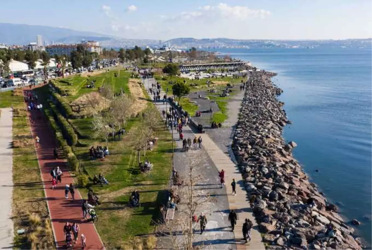İzmirliler güneşli havayı açık alanlarda değerlendirdi