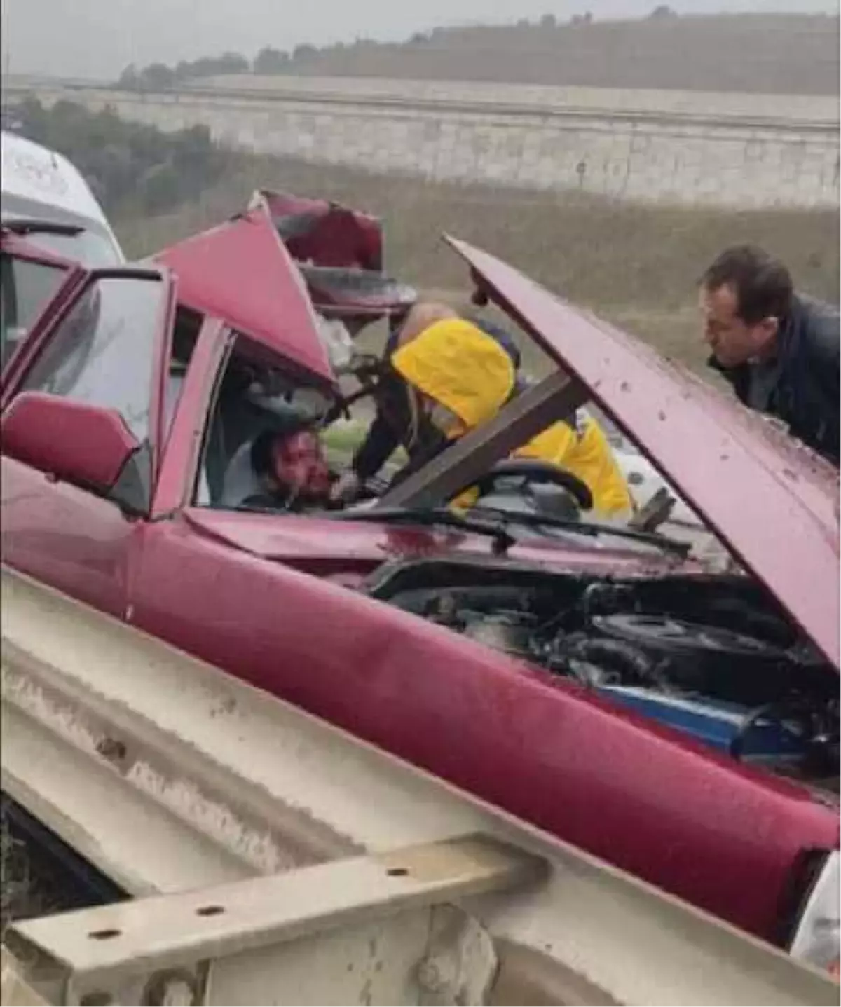 TIR'a arkadan çarpan otomobilin sürücüsü ağır yaralandı