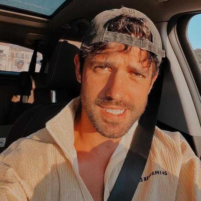 Ünlü oyuncu Serkay Tütüncü, yarı çıplak fotoğrafını paylaşıp sildi