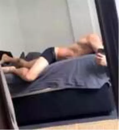 Ünlü oyuncu Serkay Tütüncü, yarı çıplak fotoğrafını paylaşıp sildi