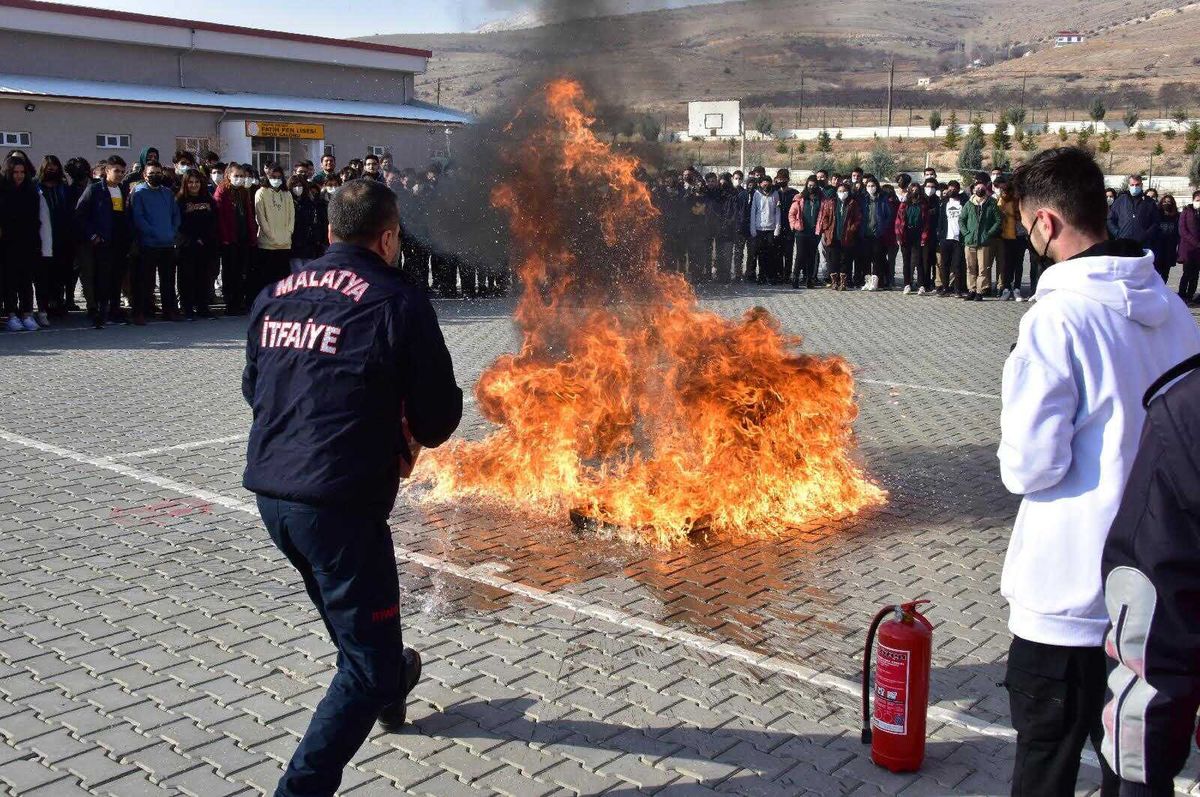 Akçadağ Fen Lisesi öğrencilerine verilen eğitim sonunda ayrıca yangın tatbikatı yapıldı