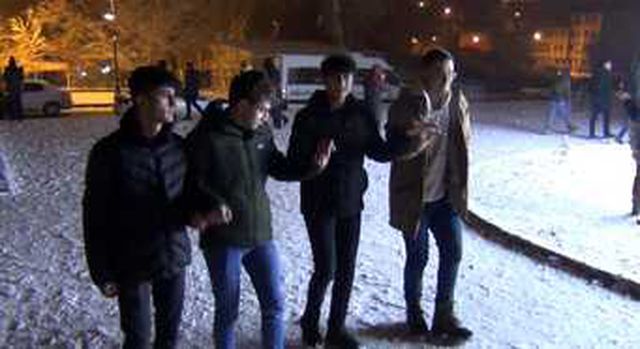 Kars'ta vatandaşlar kar altında halay çekti