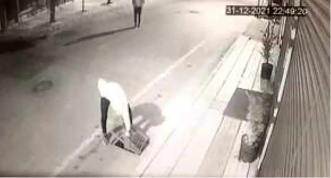 Mazgalları çalan 3 şüpheli kıskıvrak yakalandı... Hırsızlık anları kamerada