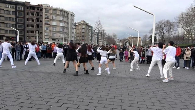 Taksim Meydan'da gençlerin dans gösterisi büyük ilgi gördü