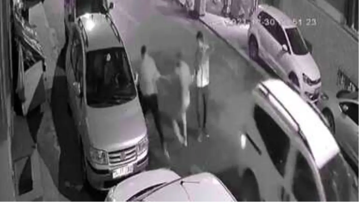 Tartıştıkları genci sokak ortasında dakikalarca darp