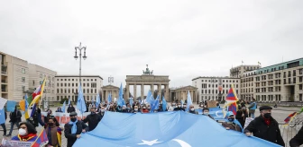 Almanya'daki Uygurlardan Pekin Olimpiyat Oyunları'nın boykot edilmesi için gösteri