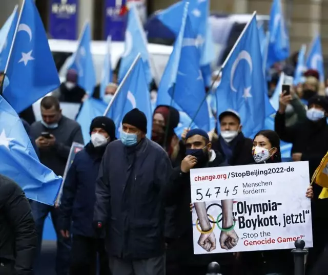 Almanya'daki Uygurlardan Pekin Olimpiyat Oyunları'nın boykot edilmesi için gösteri