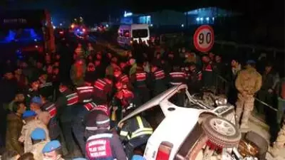 Hızla gelen araç tırın altına girdi! Can pazarının yaşandığı kaza kamerada