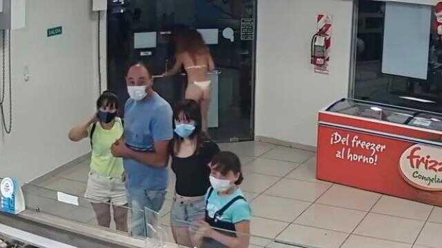 Maskesiz içeri sokulmayan kadın, kıyafetlerini çıkarıp kendine maske yaptı