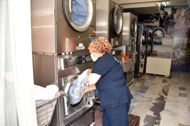 Salihli Belediyesi evde temizlik hizmeti ile yüz güldürüyor