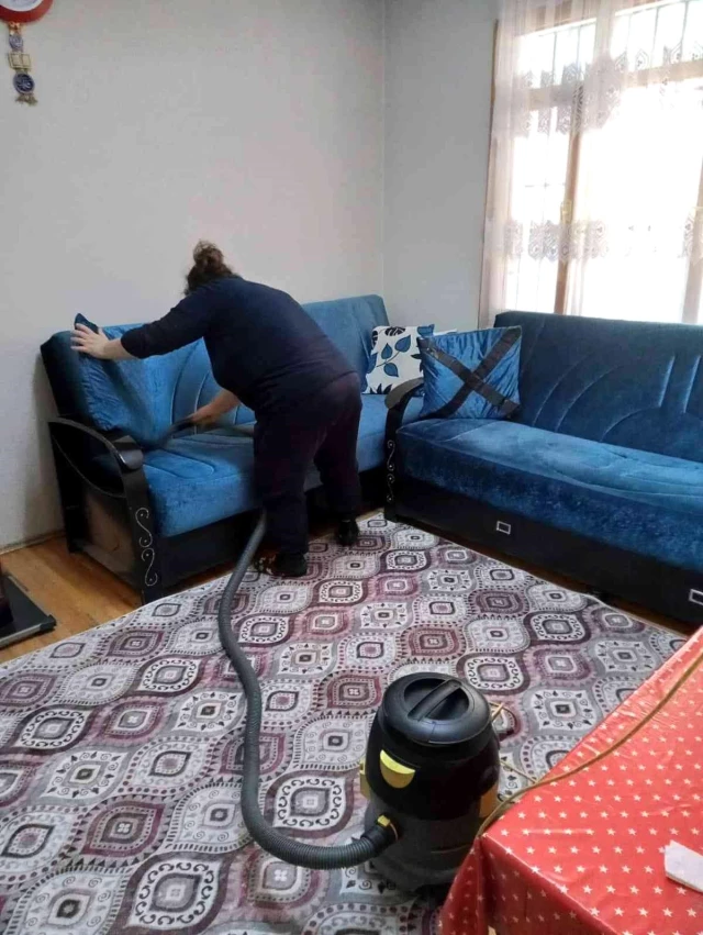 Salihli Belediyesi evde temizlik hizmeti ile yüz güldürüyor