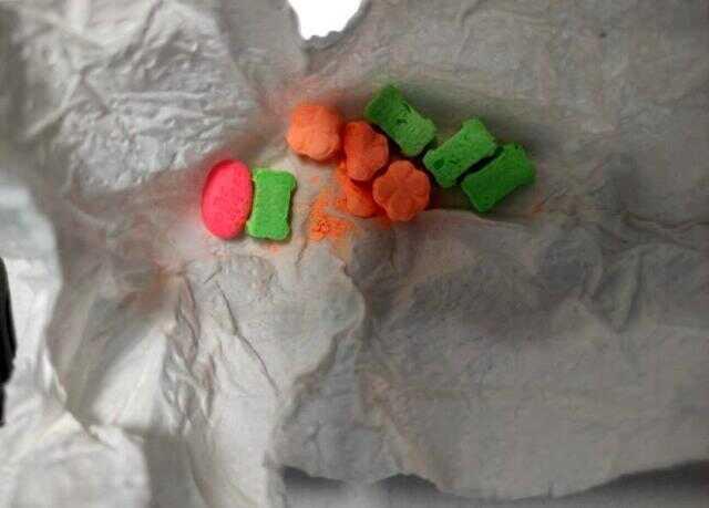 Şüphe üzerine durdurulan kadının sütyeninde hassas terazi, erkeğin cebinde uyuşturucu madde çıktı