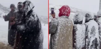 Suudi Arabistan'da etkili olan kar yağışı halkı sevince boğdu! Şarkılar eşliğinde dans ettikleri video gündem oldu