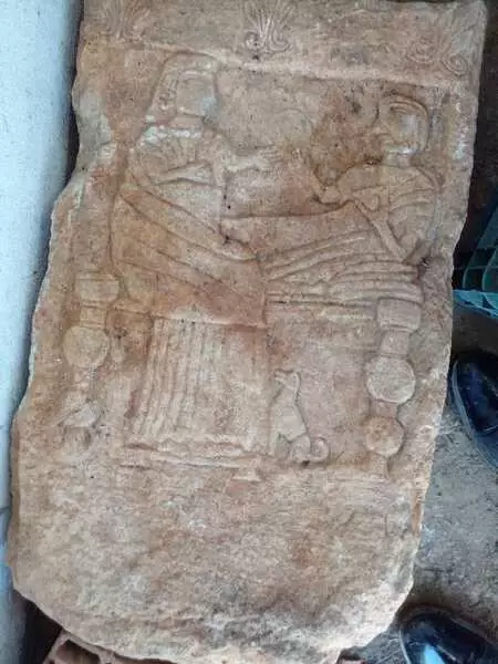 Arama yapılan araçta tarihi mezar steli bulundu