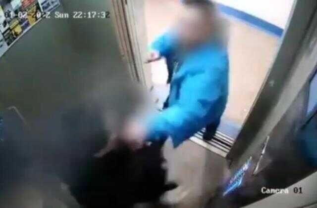 Asansörde 15 yaşındaki kızı zorla öpmeye başladı, imdada çığlıkları duyan baba yetişti Asansörde 15 yaşındaki kızı zorla öpmeye başladı, imdada çığlıkları duyan baba yetişti