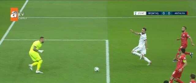 Bu gol nasıl kaçar! Kenan Karaman, Beşiktaş taraftarına saç baş yoldurttu Bu gol nasıl kaçar! Kenan Karaman, Beşiktaş taraftarına saç baş yoldurttu