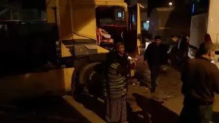 Kazada ön camdan fırlayan kadın eşinin kullandığı TIR'ın altında kalarak yaralandı Kazada ön camdan fırlayan kadın eşinin kullandığı TIR'ın altında kalarak yaralandı