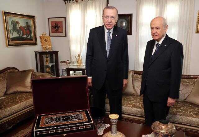 Gözlerin çevrildiği kritik zirve başladı! Devlet Bahçeli, Cumhurbaşkanı Erdoğan'ı kapıda karşıladı