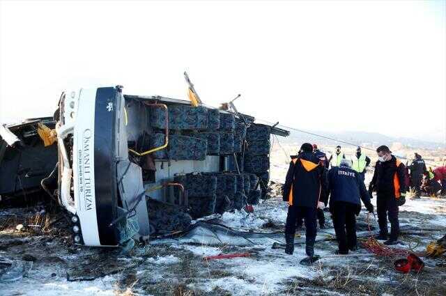 Kayseri'de öğrencileri taşıyan midibüs devrildi: 1 kişi öldü, çok sayıda yaralı var Kayseri'de öğrencileri taşıyan midibüs devrildi: 1 kişi öldü, çok sayıda yaralı var