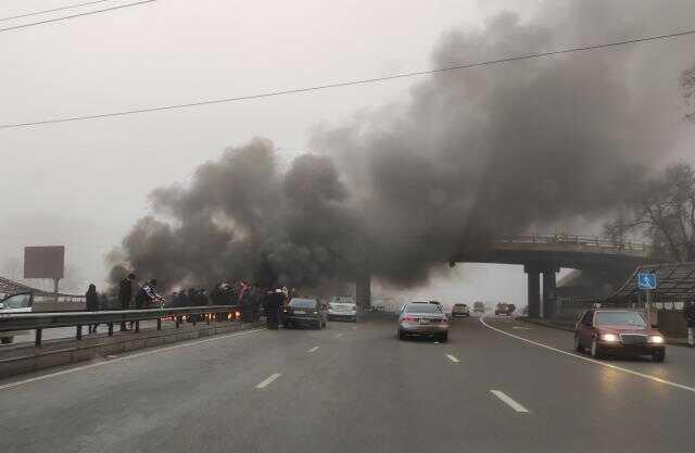 Kazakistan'da protestocular Nazarbayev'in heykelini yıkmaya çalıştı, çatışmalar dinmeyince OHAL ilan edildi