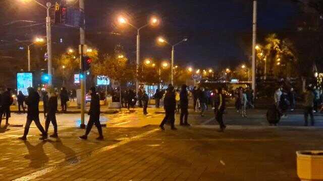 Kazakistan'da protestocular Nazarbayev'in heykelini yıkmaya çalıştı, çatışmalar dinmeyince OHAL ilan edildi