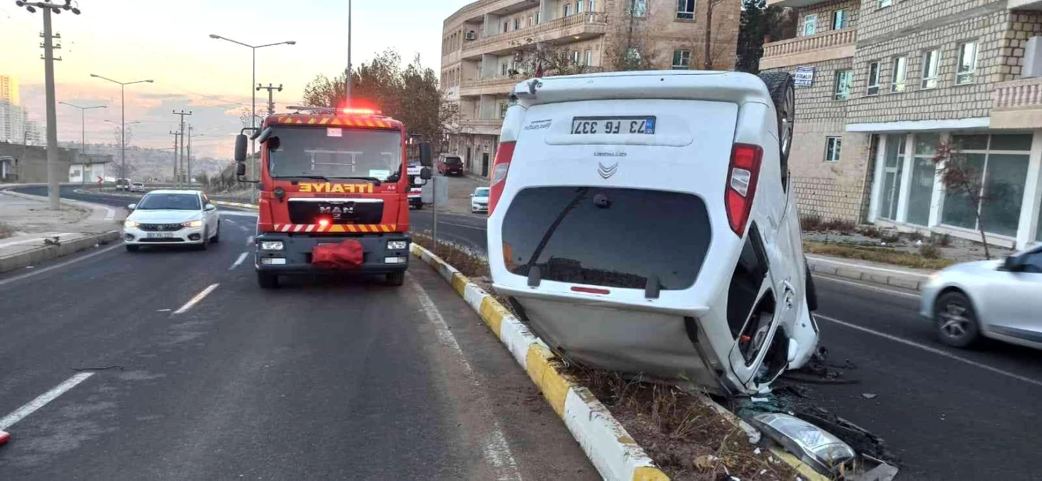 Mardin'de hafif ticari araç takla attı: 2 yaralı