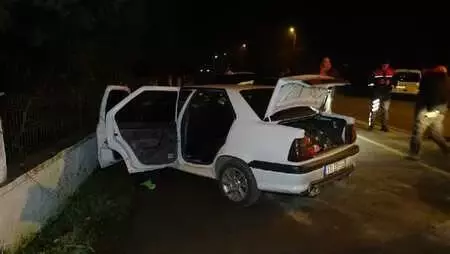 Polisten kaçarken kaza yapan otomobildeki 4 kişi yaralandı