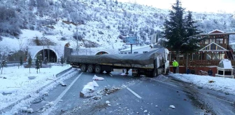 Son dakika haberi | Un yüklü tır buzlu yolda kaza yaptı: 1 yaralı
