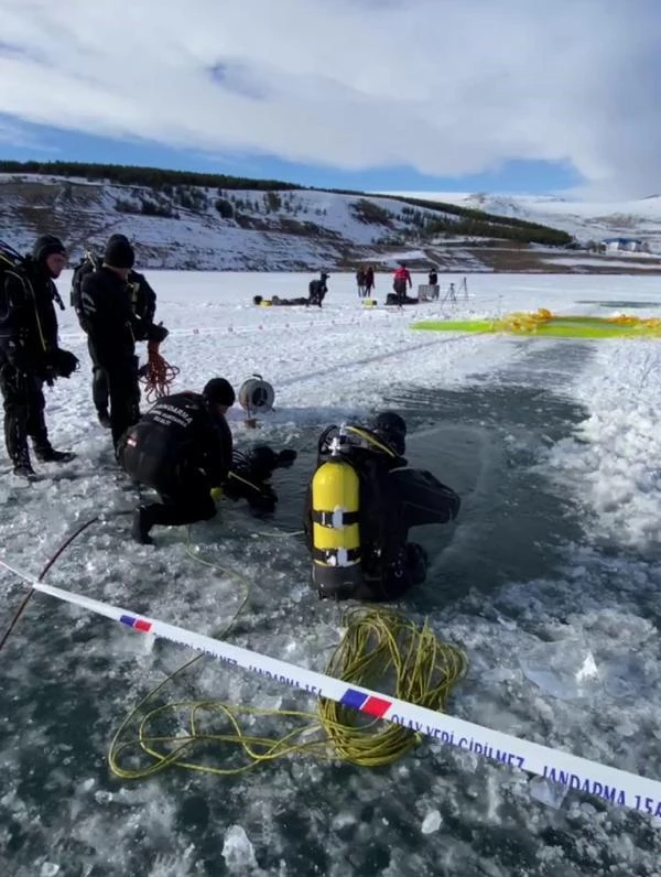 Son dakika haber: Çıldır Gölü'nde buzu kesip dalış eğitimi yaptılar