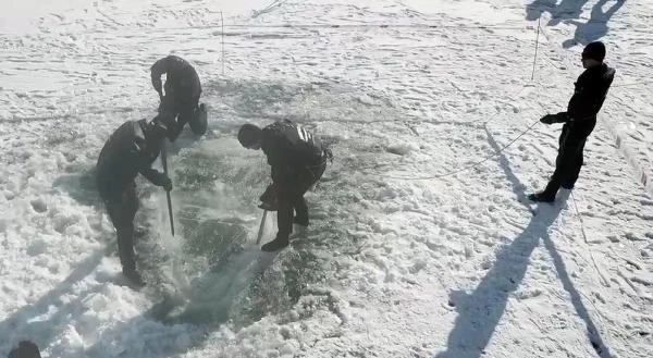 Son dakika haber: Çıldır Gölü'nde buzu kesip dalış eğitimi yaptılar