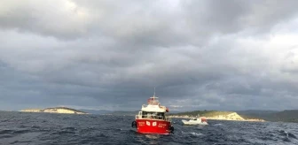 İzmir'de sürüklenen balıkçı teknesindeki 2 kişi kurtarıldı