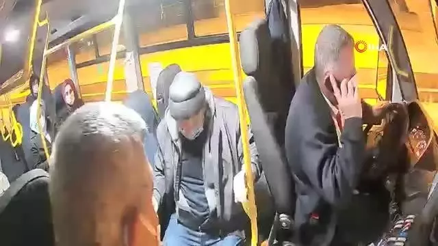 Otobüs şoförü fenalaşan yolcuyu hastaneye yetiştirdi... O anlar kamerada