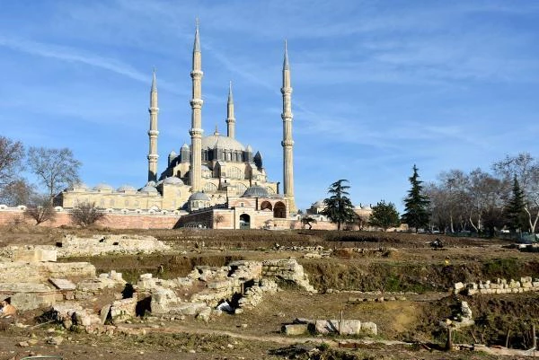 Son dakika... Selimiye Camisi meydanında çıkan tarihi kalıntılar, arkeopark haline getirilecek