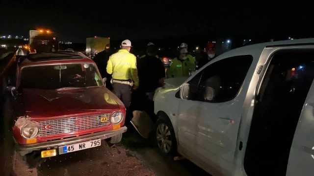 TEM'de bariyere çarpan otomobil ile hafif ticari araç çarpıştı: 3 yaralı